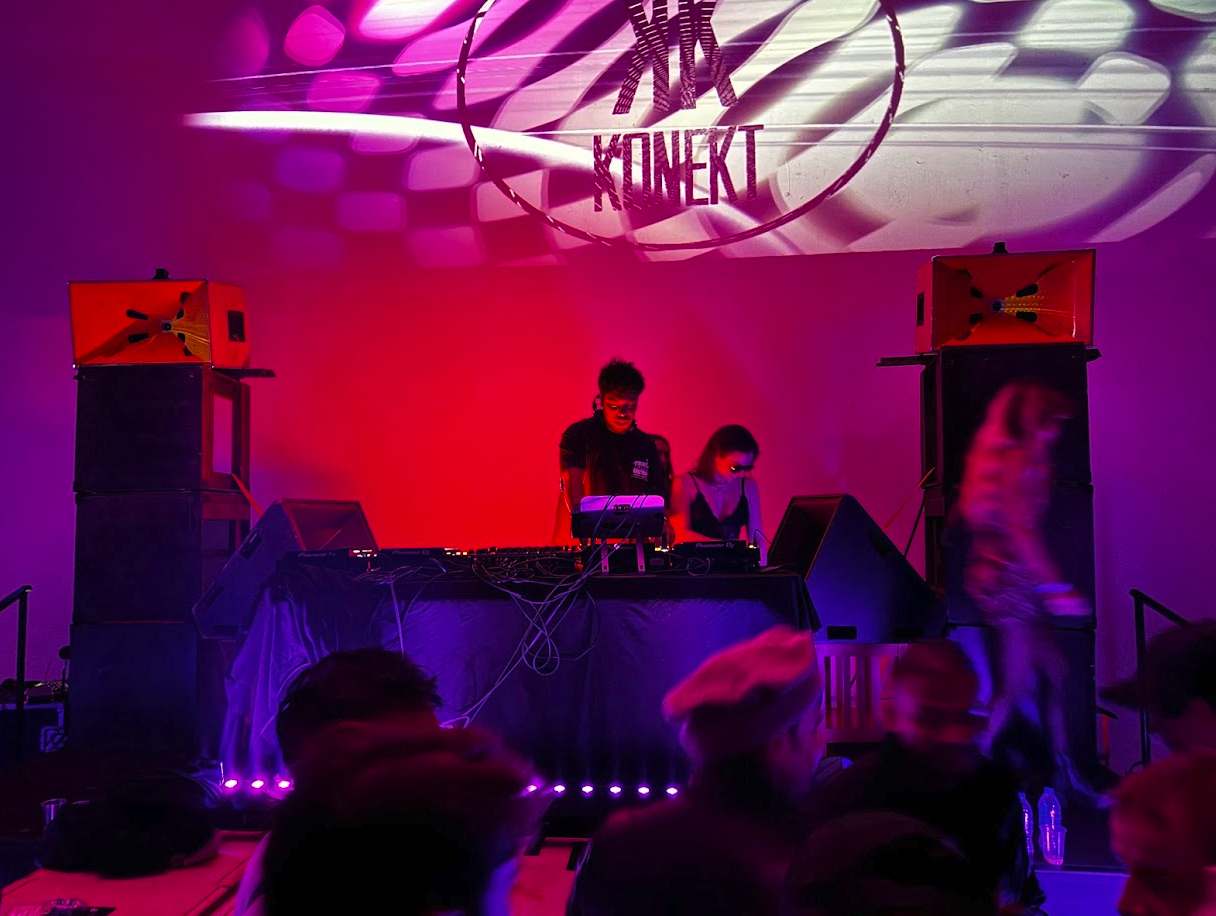 JMOD point source top lit in purple at Okeechobee Music Festival
